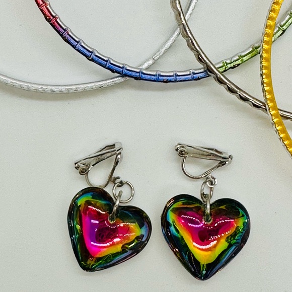 Vintage Heliotrope Heart Clip Earrings - Picture 5 of 12